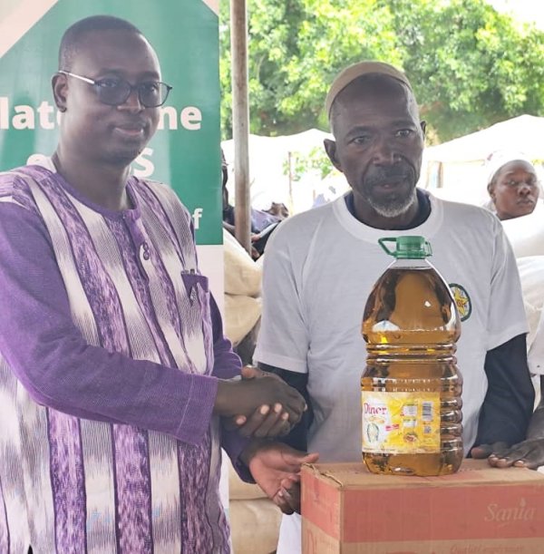 Remise de vivres aux personnes déplacées internes à Dédougou par le Directeur Général de la CNSS