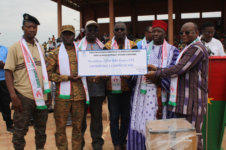 Boucle du Mouhoun : L’URDI-BMH offre plus de 300 kits scolaires, des produits pharmaceutiques et contribue au fonds de soutien patriotique avec 1 million de francs CFA.