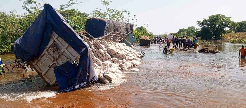 Chaussée submergée au niveau du pont de Badala : le conseil régional du Patronat et la délégation consulaire de la Boucle du Mouhoun s’imprègnent des réalités du terrain