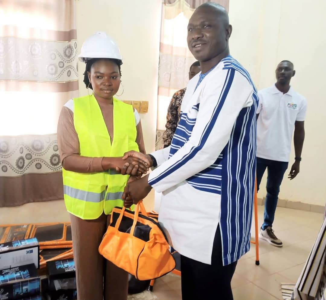 Boucle du Mouhoun/PUDTR : 226 jeunes réparateurs formés en énergie photovoltaïque reçoivent leurs kits de travail