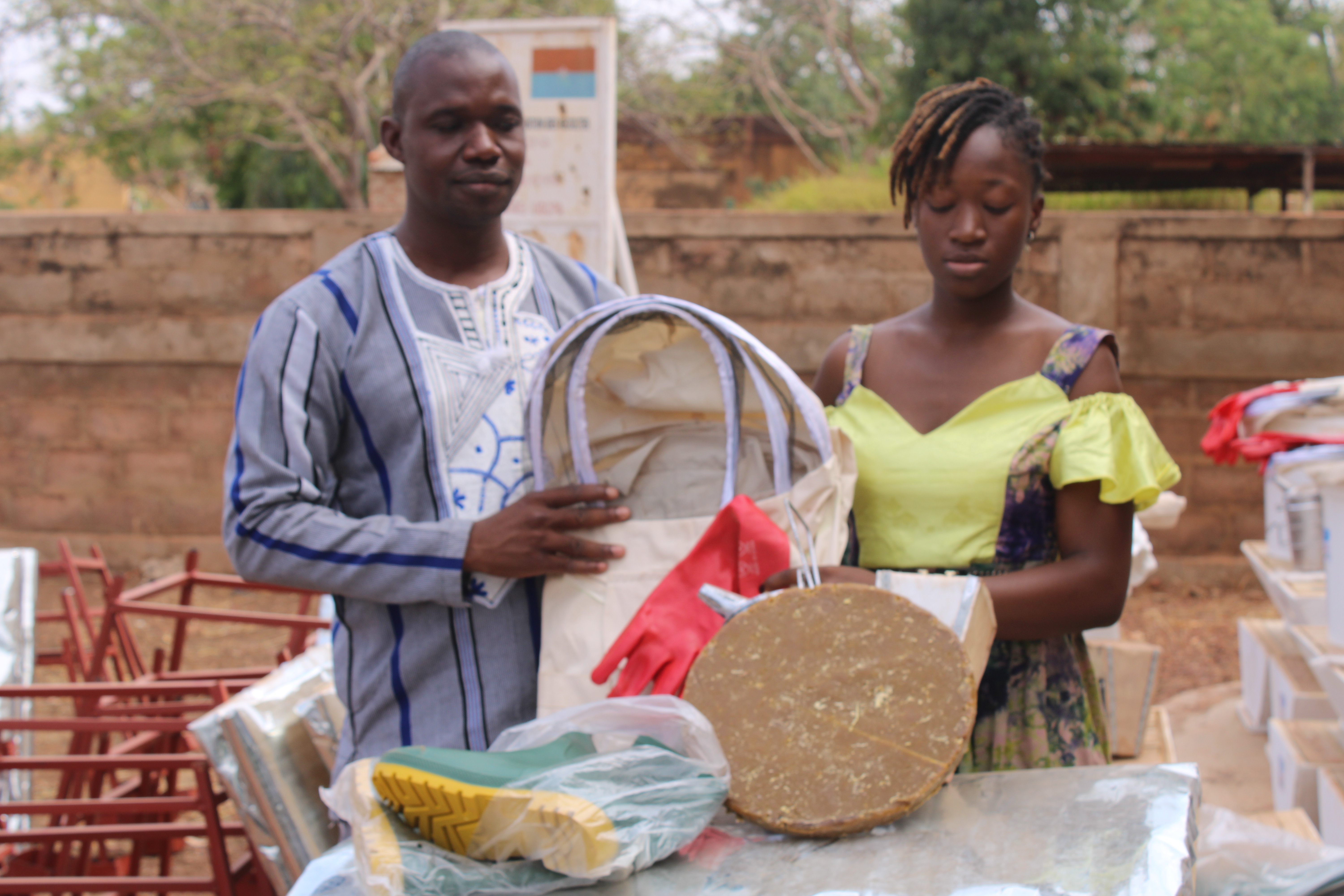 Le Projet ResCom renforce les capacités productives des jeunes et des groupes de femmes en apiculture, cuniculture et transformation des produits agricoles