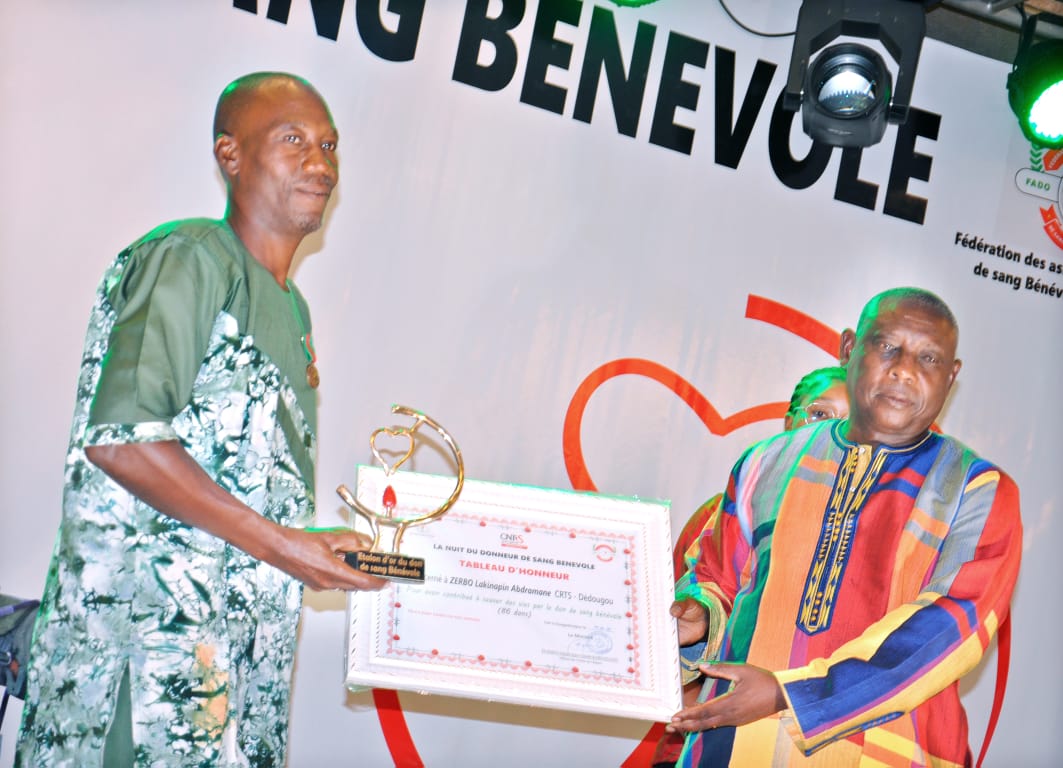 Focus : le donneur de sang bénévole Abdramane Lakinapin Zerbo distingué par les autorités du Burkina Faso