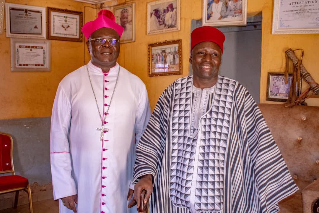 Diocèse de Dédougou : Mgr Prosper Bonaventure Ky en visite de courtoisie chez le Chef de canton