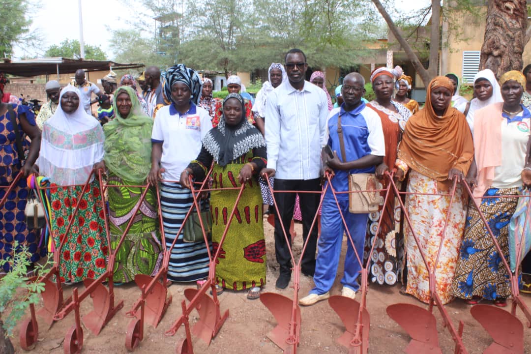 Agroécologie : Inades-Formation Burkina soutient 43 coopératives de la région de Bankui avec des charrues et rayonneurs